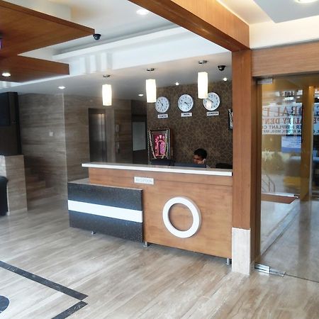 Poppys Anukula Residency Велор Екстериор снимка